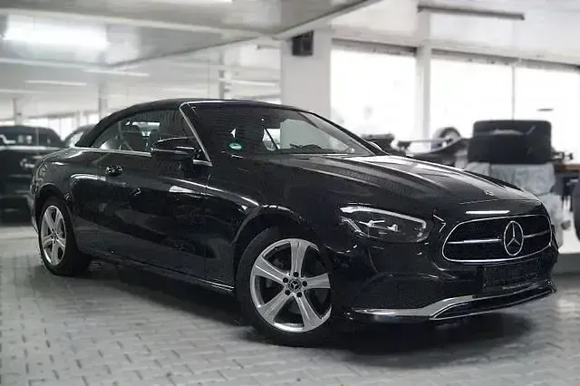 Gebraucht Mercedes E200 197 PS (144 kW) 2022 Schwarz Cabrio