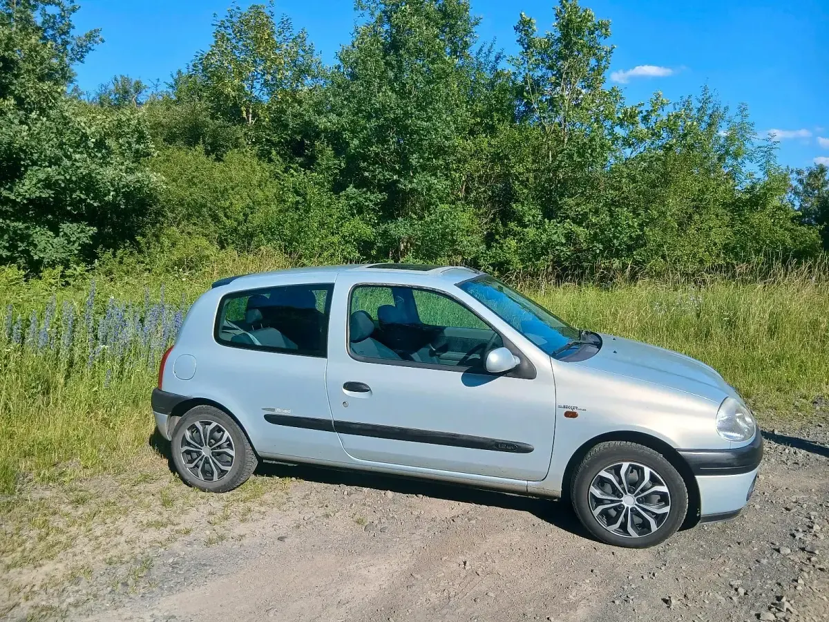 Gebraucht Renault Clio 75 PS (55 kW) 2001 Silber Kleinwagen
