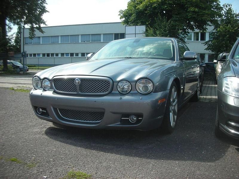Grau Gebraucht 2008 Jaguar XJ Executive Limousine | 10.996 € - Bild 1/4