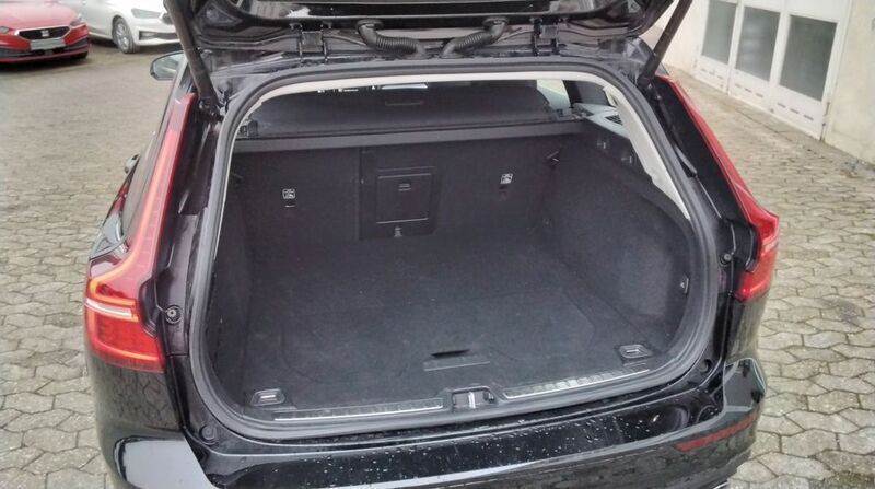 Gebraucht Volvo V60 Core 197 PS (144 kW) 2022 Schwarz Kombi