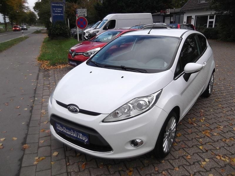 Weiß Gebraucht 2010 Ford Fiesta Titanium Kleinwagen | 4.690 € (Etwas zu teuer) - Bild 1/4