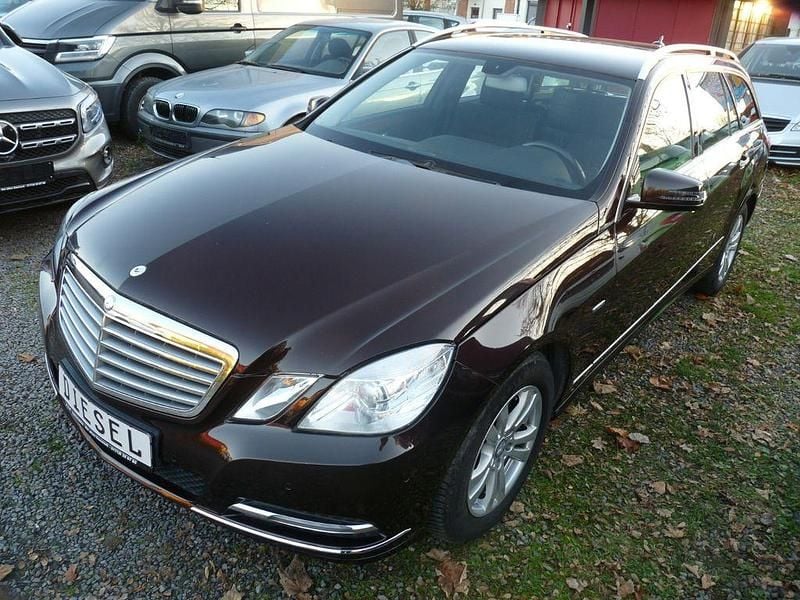 Braun Gebraucht 2012 Mercedes E220 Kombi | 12.900 € (Fairer Preis) - Bild 1/4