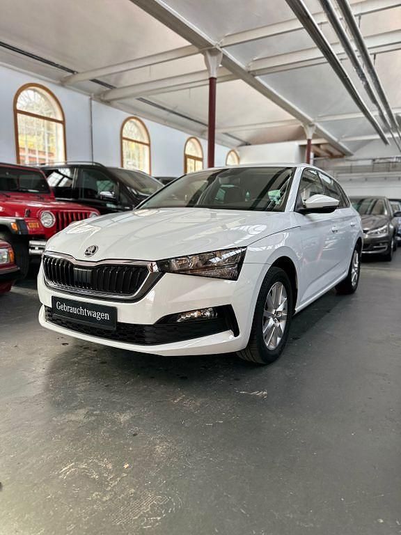 Weiß Gebraucht 2020 Skoda Scala Ambition Kleinwagen | 14.990 € (Guter Preis) - Bild 1/4