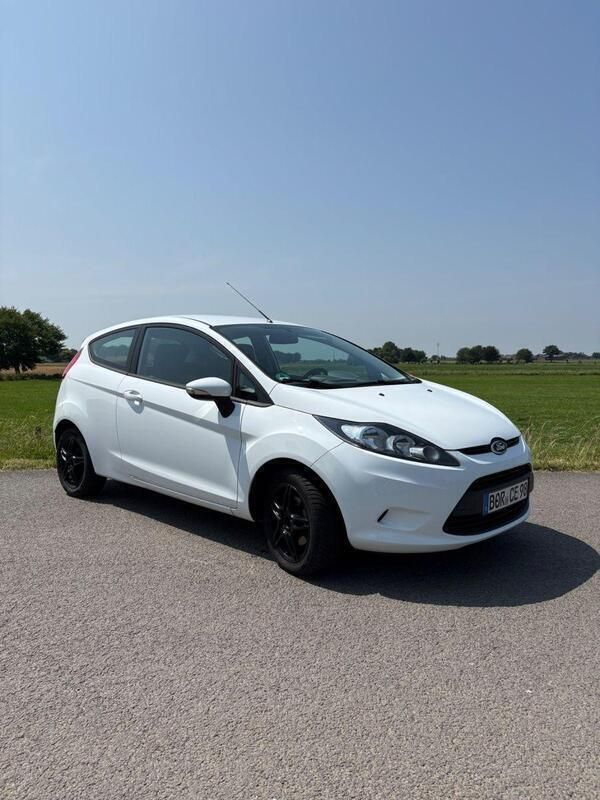 Weiß Gebraucht 2011 Ford Fiesta Kleinwagen | 2.800 € (Guter Preis) - Bild 1/4