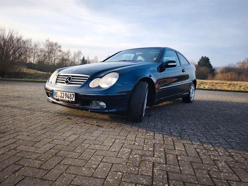 Blau Gebraucht 2001 Mercedes C180 Coupé | 2.500 € (Fairer Preis) - Bild 1/4
