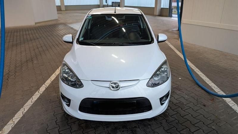 Weiß Gebraucht 2009 Mazda 2 Dynamic Limousine | 2.499 € (Guter Preis) - Bild 1/4
