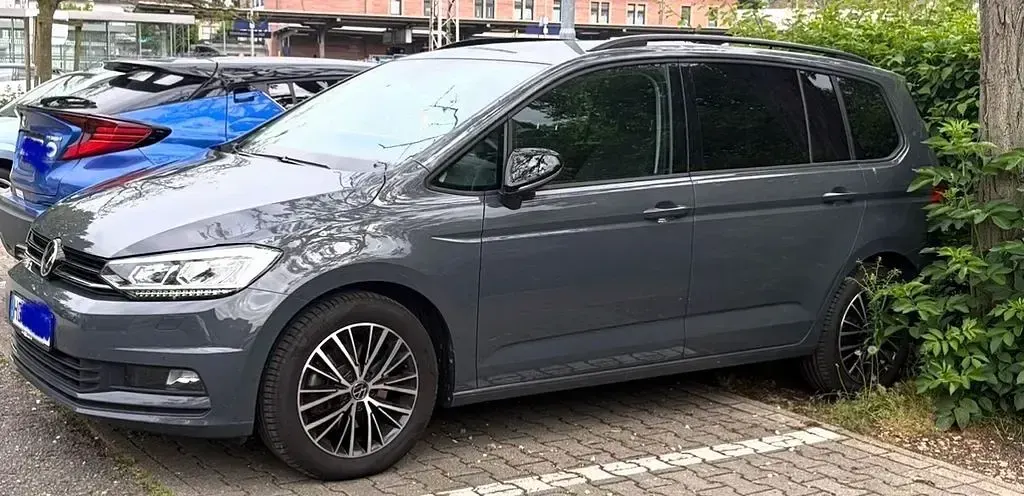 Gebraucht VW Touran Highline 150 PS (110 kW) 2021 Grau Van / Kleinbus