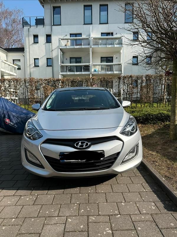 Gebraucht Hyundai i30 135 PS (99 kW) 2014 Silber Kleinwagen