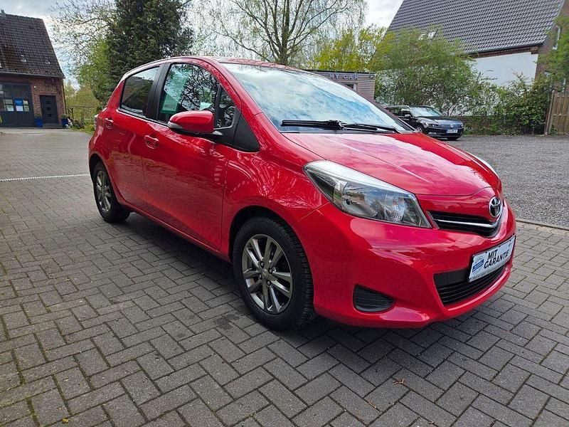 Rot Gebraucht 2014 Toyota Yaris Limousine | 6.890 € (Fairer Preis) - Bild 1/4