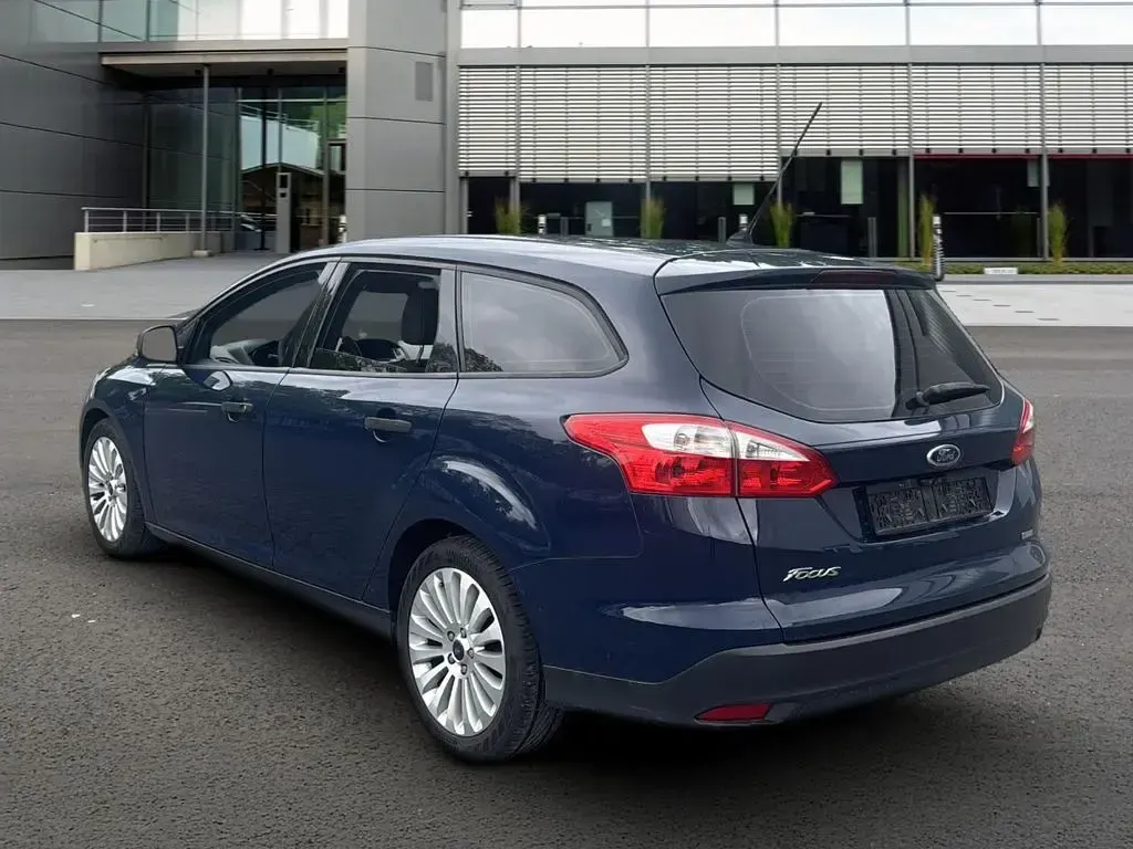 Gebraucht Ford Focus Ambiente 101 PS (74 kW) 2014 Blau Limousine