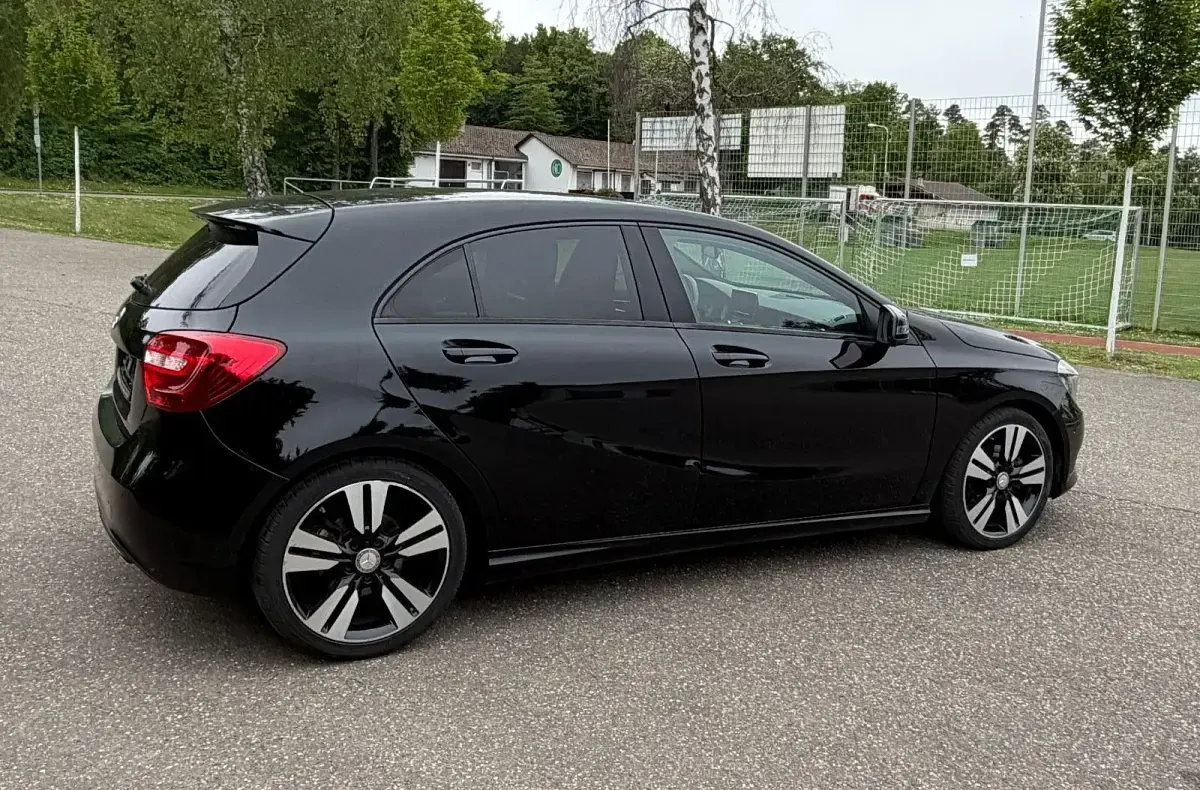 Gebraucht Mercedes A180 Urban 122 PS (89 kW) 2015 Schwarz Kleinwagen