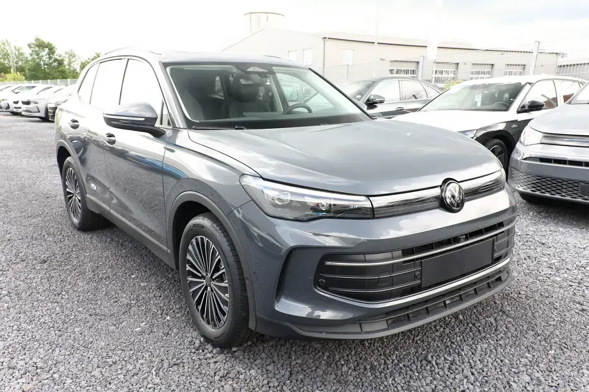 Neu VW Tiguan IQ Drive 150 PS (110 kW) 2026 Delfingrau metallic SUV