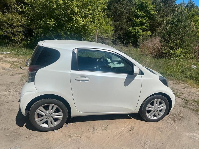 Weiß Gebraucht 2009 Toyota iQ Kleinwagen | 5.550 € (Fairer Preis) - Bild 1/4