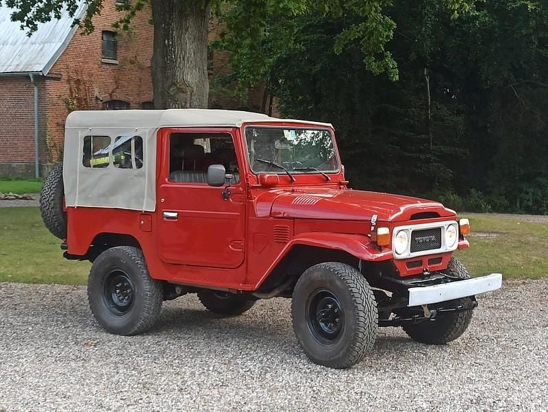 Rot Gebraucht 2025 Toyota Land Cruiser SUV | 29.500 € - Bild 1/4