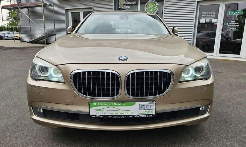Milanobeige metallic Gebraucht 2012 BMW 740 Limousine | 14.990 € (Fairer Preis) - Bild 1/4