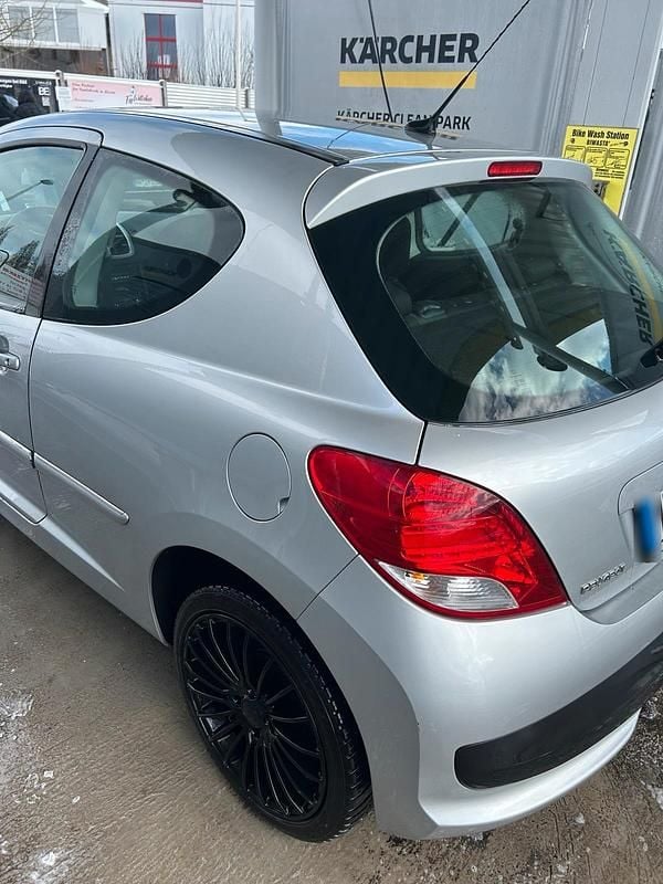 Gebraucht Peugeot 207 73 PS (53 kW) 2010 Silber Limousine