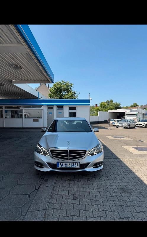 Silber Gebraucht 2013 Mercedes E250 Limousine | 17.200 € (Fairer Preis) - Bild 1/4