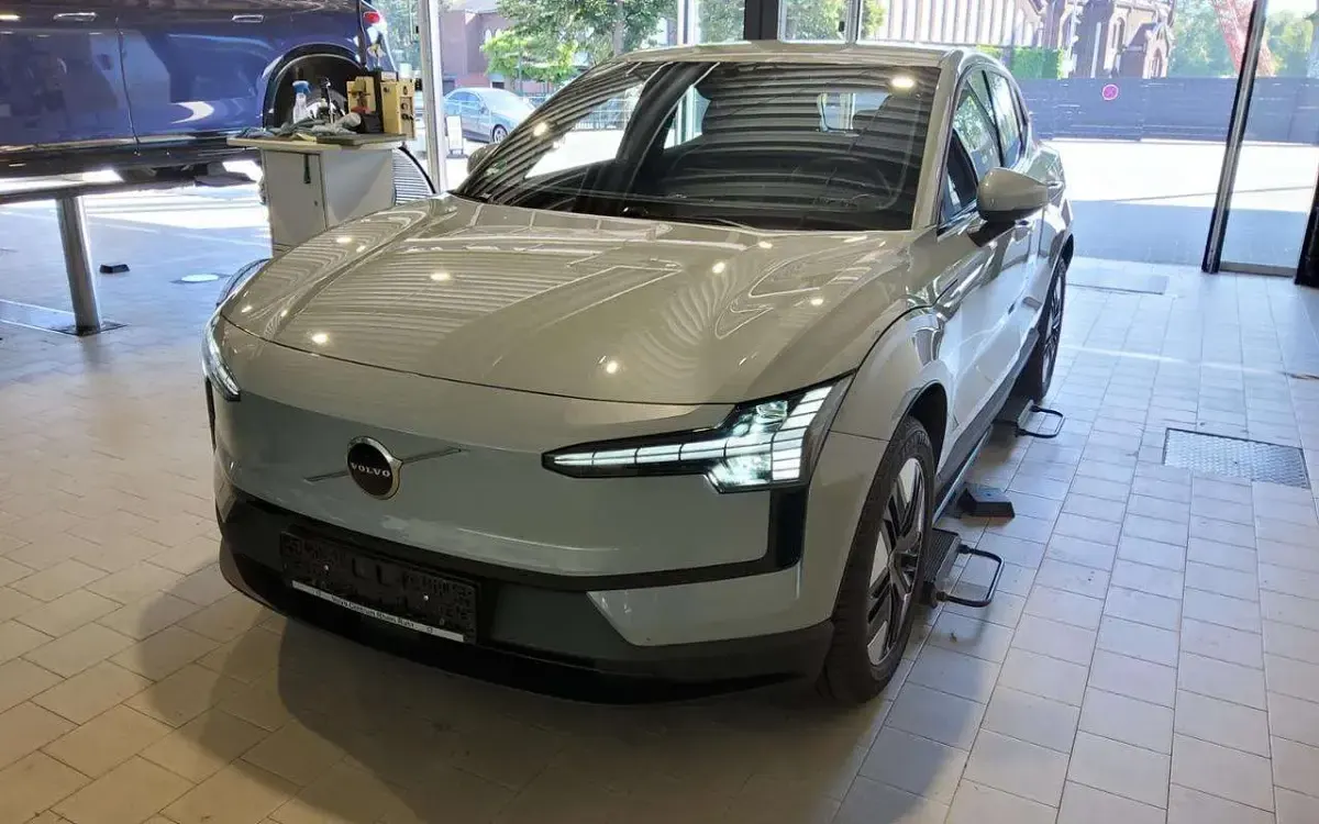 Gebraucht Volvo EX30 Core 200 kW (272 PS) 2024 Grau SUV
