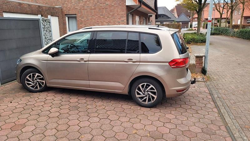 Second-hand VW Touran Sound 110 CP (80 kW) 2017 Bej Monovolum