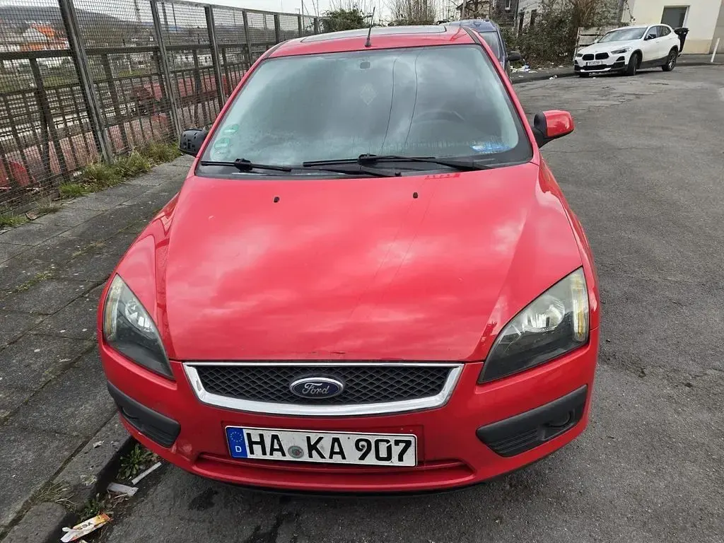 Gebraucht Ford Focus Trend 101 PS (74 kW) 2005 Rot Limousine