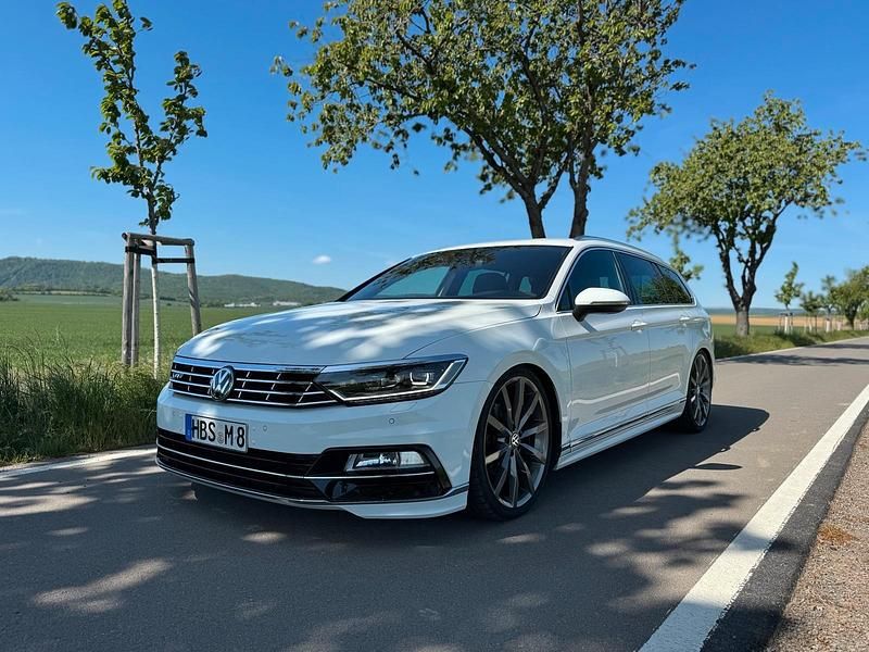 Weiß Gebraucht 2016 VW Passat Highline Kombi | 21.999 € - Bild 1/4