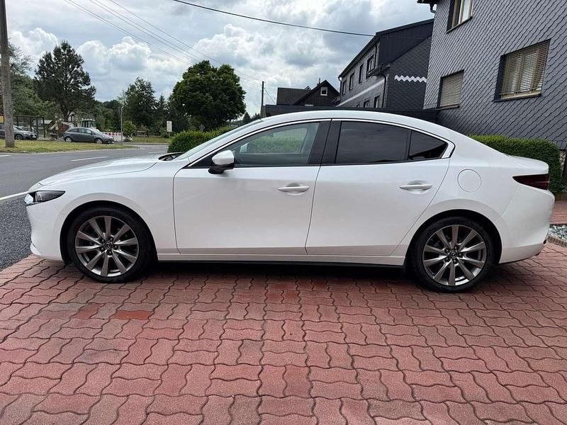 Weiß Gebraucht 2019 Mazda 3 Selection Limousine | 15.800 € (Fairer Preis) - Bild 1/4