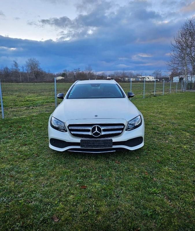 Schwarz Gebraucht 2018 Mercedes E200 Kombi | 11.900 € (Fairer Preis) - Bild 1/4