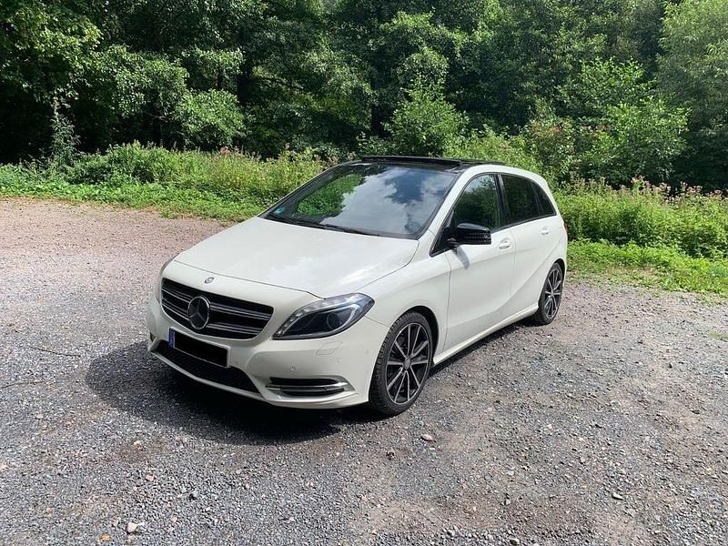 Weiß Gebraucht 2012 Mercedes B180 Van / Kleinbus | 9.500 € (Fairer Preis) - Bild 1/4