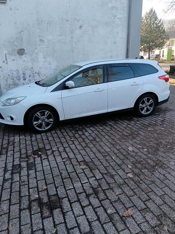 Weiß Gebraucht 2014 Ford Focus Kombi | 2.300 € (Superpreis) - Bild 1/4