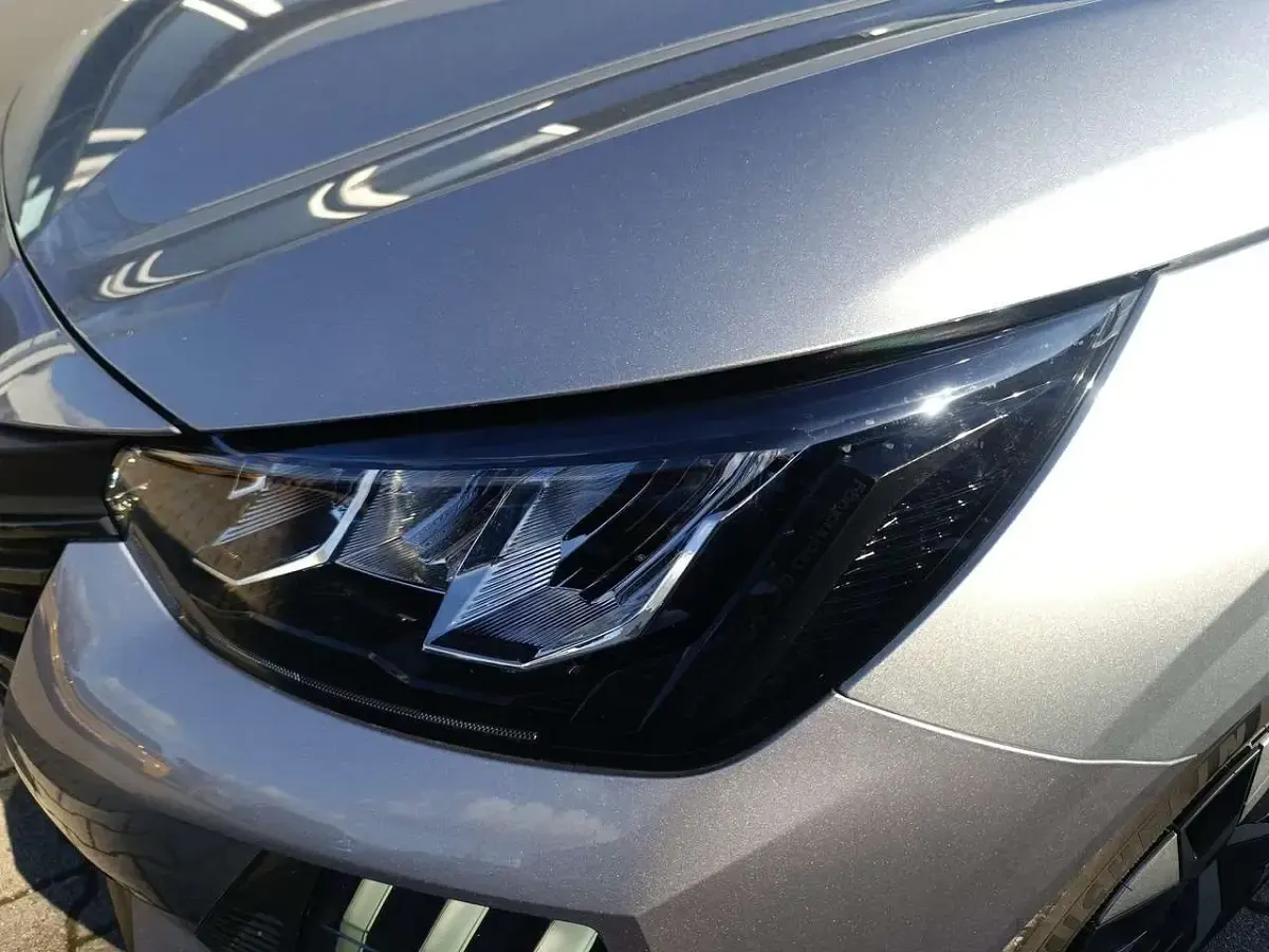 Gebraucht Peugeot 208 Active 101 PS (74 kW) 2024 Metfa artense silber Kleinwagen