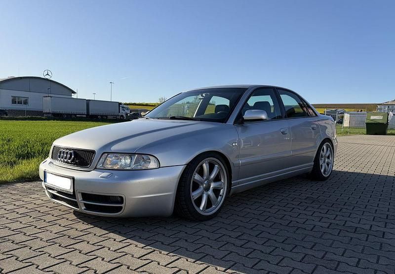 Second-hand Audi S4 Basis 320 CP (235 kW) 1999 Argintiu Berlinǎ