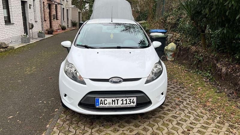 Gebraucht Ford Fiesta 60 PS (44 kW) 2010 Weiß Kleinwagen