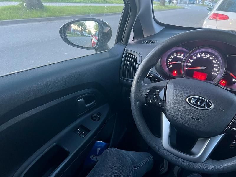 Używany Kia Rio Edition 7 75 KM (55 kW) 2012 Czarny Sedan/Limuzyna