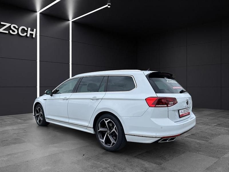 Gebraucht VW Passat Elegance 150 PS (110 kW) 2023 Gletscherweiß metallic Kombi
