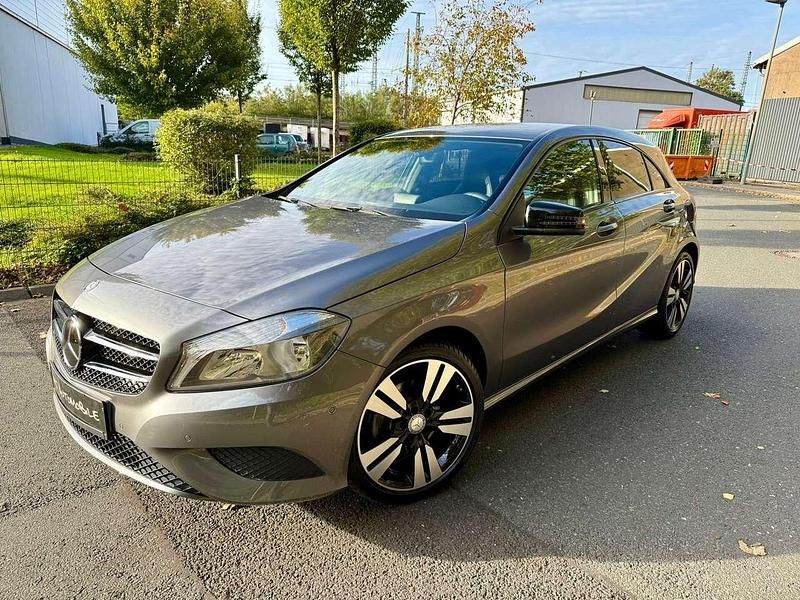 Mountaingrau Gebraucht 2015 Mercedes A180 Kleinwagen | 14.990 € (Fairer Preis) - Bild 1/4