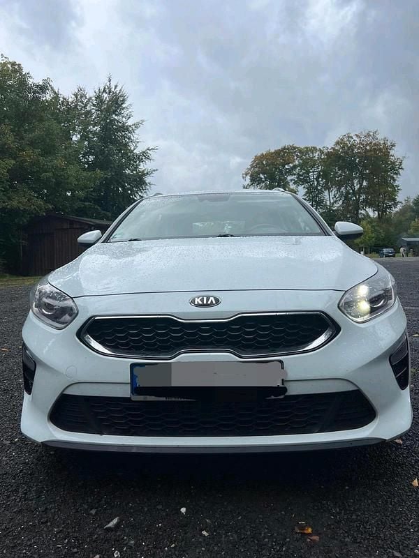 Weiß Gebraucht 2019 Kia Ceed Sportswagon Kombi | 11.750 € (Guter Preis) - Bild 1/4