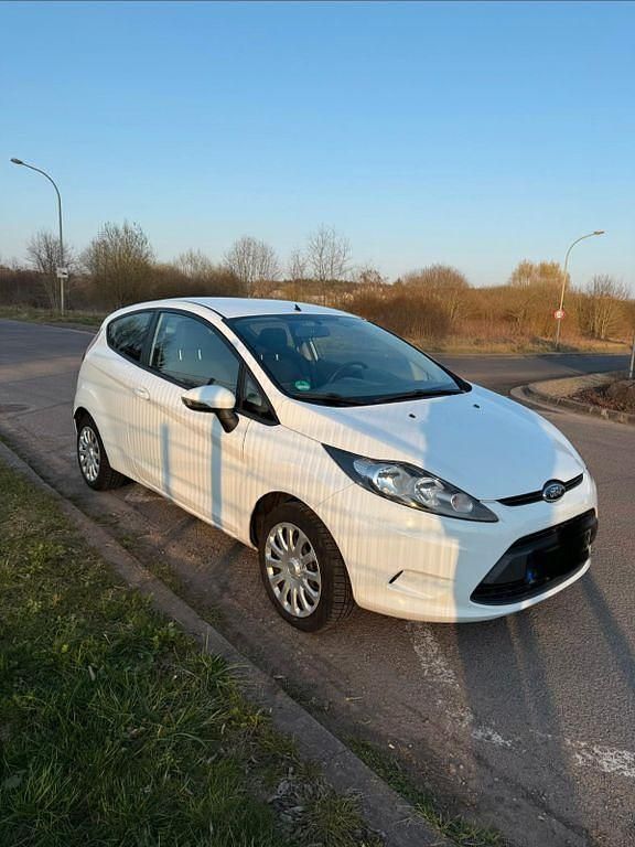 Gebraucht Ford Fiesta Trend 82 PS (60 kW) 2011 Weiß Kleinwagen