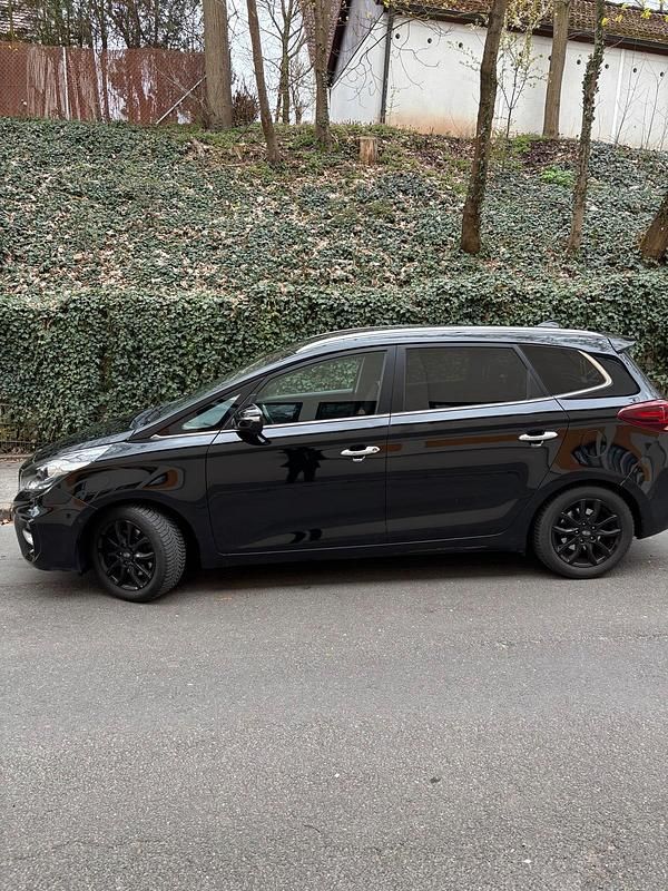 Gebraucht Kia Carens 141 PS (103 kW) 2016 Schwarz Van / Kleinbus