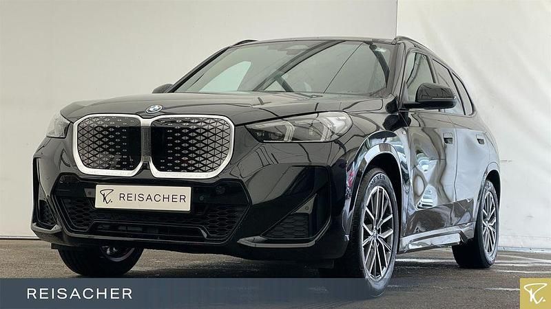 Schwarz Neu 2025 BMW iX1 Performance SUV | 54.495 € (Fairer Preis) - Bild 1/4