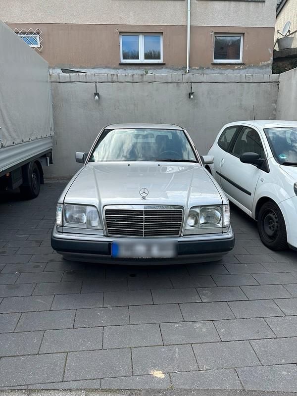 Silber Gebraucht 1993 Mercedes E220 Limousine | 4.500 € - Bild 1/4