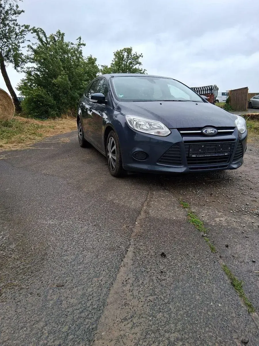 Gebraucht Ford Focus Trend 116 PS (85 kW) 2014 Grau Kombi