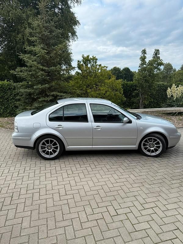 Silber Gebraucht 2004 VW Bora Limousine | 2.500 € (Etwas zu teuer) - Bild 1/4