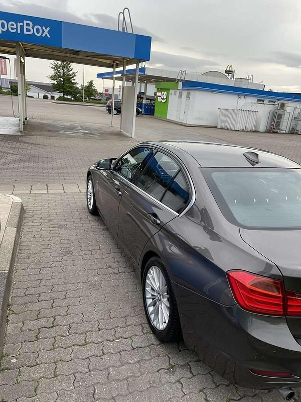 Gebraucht BMW 320 184 PS (135 kW) 2012 Braun Limousine