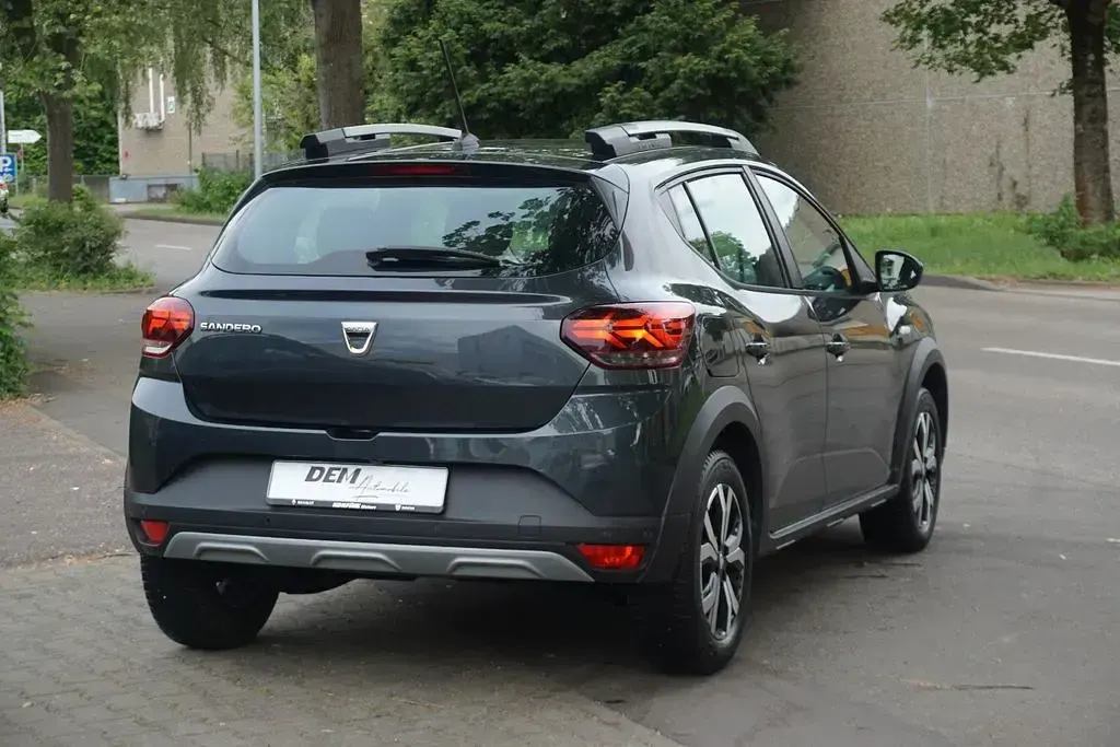 Gebraucht Dacia Sandero Comfort 91 PS (66 kW) 2022 Grau Limousine