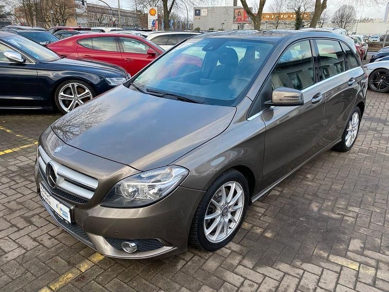 Grau Gebraucht 2014 Mercedes B220 Sport Van / Kleinbus | 13.990 € (Guter Preis) - Bild 1/4
