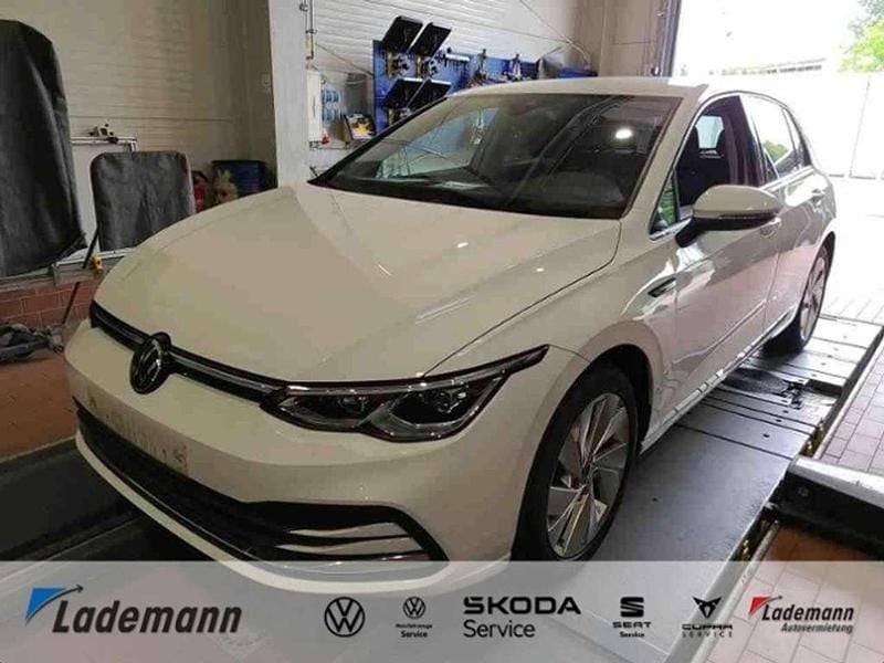Pure white Gebraucht 2022 VW Golf VIII Style Limousine | 22.429 € (Fairer Preis) - Bild 1/4