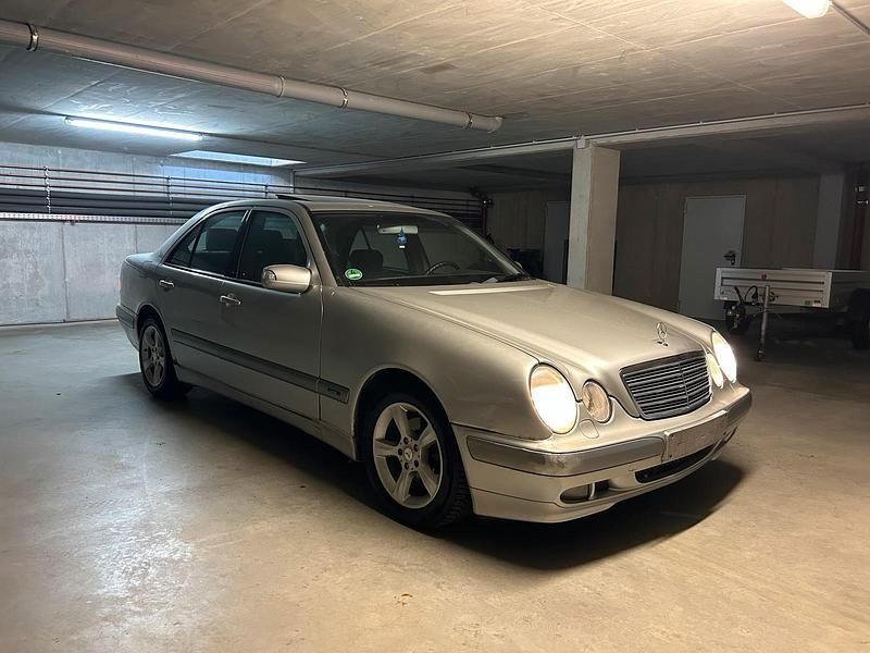 Gebraucht 2001 Mercedes E220 Limousine | 2.500 € (Superpreis) - Bild 1/4