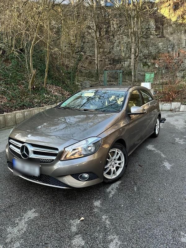 Braun Gebraucht 2013 Mercedes A180 Limousine | 9.000 € (Fairer Preis) - Bild 1/4
