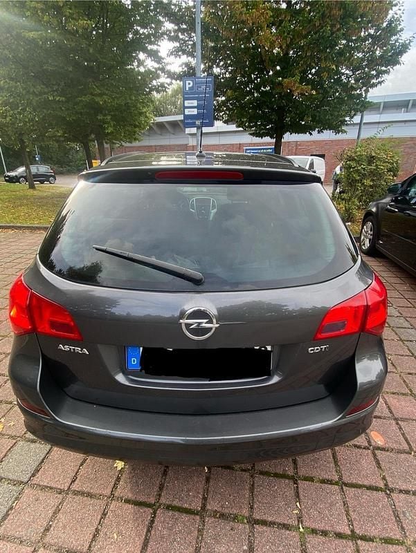 Grau Gebraucht 2011 Opel Astra Kombi | 3.850 € (Fairer Preis) - Bild 1/4