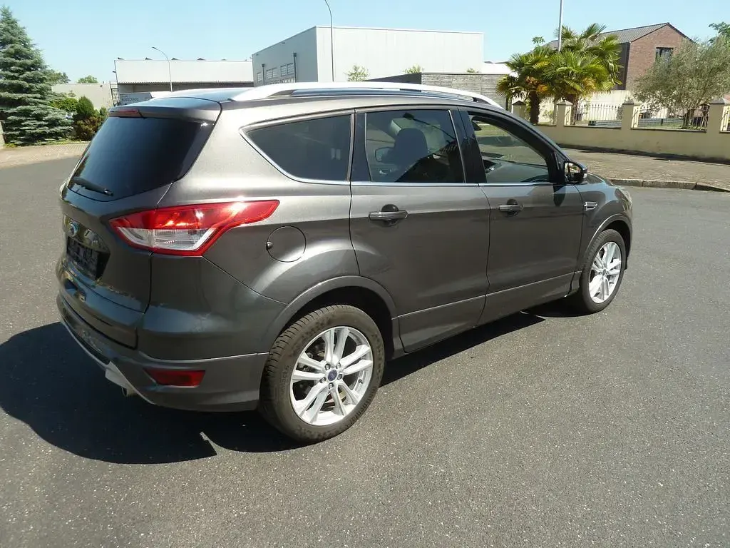 Gebraucht Ford Kuga Individual 179 PS (131 kW) 2015 Grau SUV